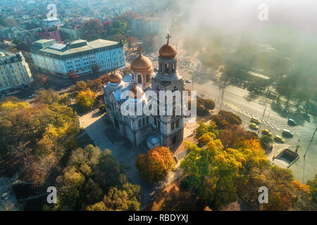 Die Kathedrale der Mariä Himmelfahrt in Varna im Herbst, Luftaufnahme Stockfoto