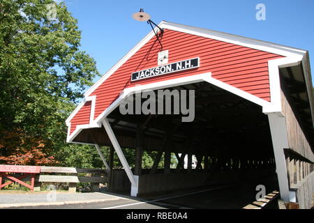 Honeymoon Covered Bridge, Jackson, New Hampshire (USA). Gebaut 1876. In hellen Herbst Sonne fotografiert, September 2018. Übersicht Portal. Stockfoto