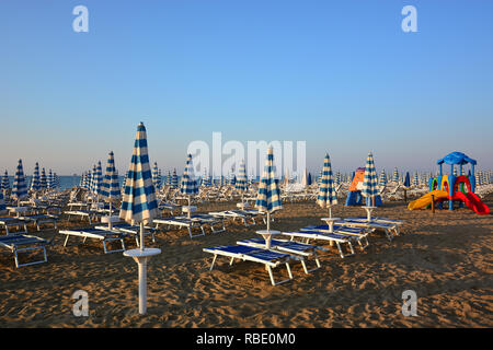 Der Strand ist noch leer Stockfoto