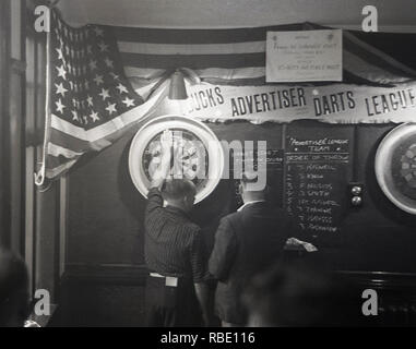 1950, historische, Mittag und die Männer in einer Kneipe spielen eine Partie Dart, England, UK. Stockfoto