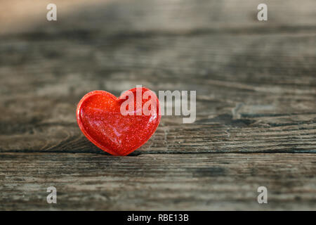Schönen roten Herzen auf Holz- Hintergrund, Konzept von Romantik und Liebe. Stockfoto