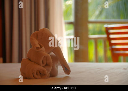 Handtuch Elefant auf dem Bett Stockfoto