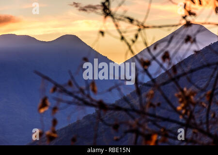 Sonnenaufgang über Vulkane am Atitlan See. Blick vom Indischen Nase, San Juan La Laguna im guatemaltekischen Hochland. Stockfoto