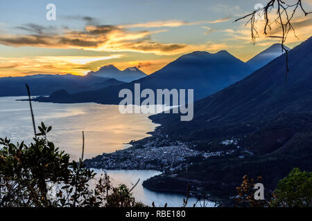 Sonnenaufgang über Atitlan See, 5 Vulkane, San Juan La Laguna & San Pedro La Laguna. Blick vom Indischen Nase, San Juan La Laguna im guatemaltekischen Hochland. Stockfoto