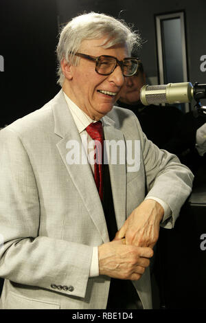 NEW YORK, NEW YORK - November 09: Amazing Kreskin stellt seine 2016 Präsidentschaftswahlen Vorhersage bei XM Satellite Radio am 9. November 2016 in New York City. (Foto von Steve Mack/S.D. Mack Bilder) Stockfoto