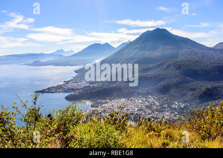 Am frühen Morgen. Blick vom Indischen Nase, San Juan La Laguna der Atitlan See, 5 Vulkane & lakeside Dörfer im guatemaltekischen Hochland. Stockfoto