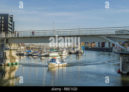 Der Fluss Ely in Cardiff Bay kommen, gesäumt mit Apartments und voller Sportboote im neu gebauten Marinas, South Wales Stockfoto