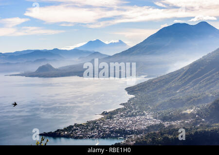 Am frühen Morgen. Blick vom Indischen Nase, San Juan La Laguna der Atitlan See, 5 Vulkane & lakeside Dörfer im guatemaltekischen Hochland. Stockfoto