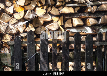 Brennholz, zerkleinerte Holz in einem Stapel Holz für den Winter Stockfoto