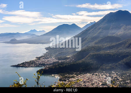 Am frühen Morgen. Blick vom Indischen Nase, San Juan La Laguna der Atitlan See, 5 Vulkane & lakeside Dörfer im guatemaltekischen Hochland. Stockfoto