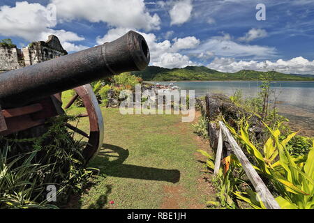 Fort Santa Isabel-Real Fuerza y Presidio de Santa Isabel-Kutang Santa Isabel. Alte spanische Ära Kanone auf die NE Ecke mit Blick auf die Bucht von taytay - Filipino banga Stockfoto