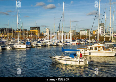 Der Fluss Ely in Cardiff Bay kommen, gesäumt mit Apartments und voller Sportboote im neu gebauten Marinas, South Wales Stockfoto