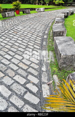 Gepflasterten Fußweg von der Ravelin der Königlichen Gate-Revellin de Puerta Real fort aus der Vorhangfassade der königlichen Tor an der südlichen Stadtmauer Stockfoto