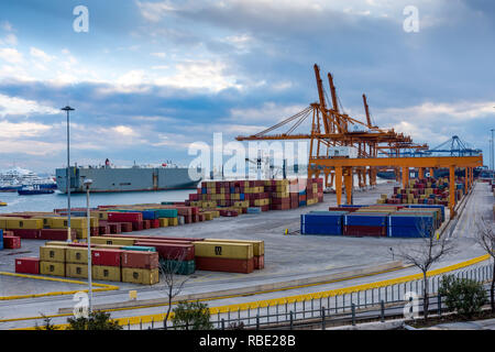 Handel Hafen Aktivität, Lkw, Fahrzeuge, Hebezeuge Krane Stockfoto