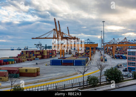 Handel Hafen Aktivität, Lkw, Fahrzeuge, Hebezeuge Krane Stockfoto