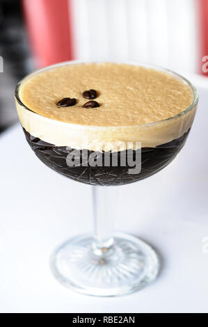 Espresso Martini gemacht mit Wodka und Kaffee Likör. Stockfoto