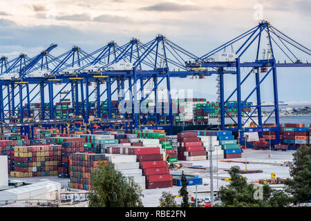 Handel Hafen Aktivität, Lkw, Fahrzeuge, Hebezeuge Krane Stockfoto