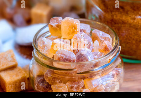 Kandis Zucker Stapel in Glas Stockfoto