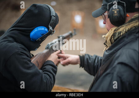 Pozarevac, Serbien - Dezember 21-24, 2018: Instructor Zeljko Vujicic lehrt seine Schüler auf schießstand GROM, wie man sicher Kalaschnikow Gewehr o verwenden Stockfoto