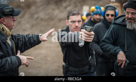 Pozarevac, Serbien - Dezember 21-24, 2018: Instructor Zeljko Vujicic lehrt große Gruppe von Studenten auf dem Schießstand GROM, wie man sicher Gewehr verwenden Stockfoto