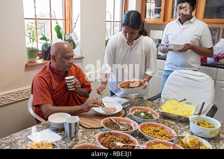 Nach morgen Dienstleistungen, Buddhisten Kongregationsmitglieder füttern ihre Mönch mit hausgemachten Speisen. An der New York Buddhist Vihara in Queens, Dorf. Stockfoto