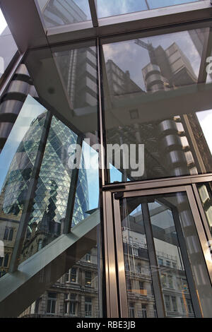 Reflexion von Lloyd's Building im Glas des Skalpell, mit der Gurke, die durch die andere Seite. Stockfoto