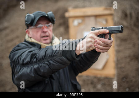 Pozarevac, Serbien - Dezember 21-24, 2018: Instructor Zeljko Vujicic lehrt seine Schüler auf dem Schießstand GROM, wie sicher die Waffe auf KAPA verwenden Stockfoto