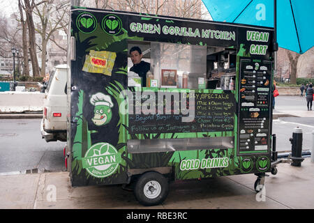 Die GRÜNE GORILLA Küche, ein veganes Essen Warenkorb Anhänger geparkt auf der Perimeter der Union Square Park in Downtown Manhattan, New York City. Stockfoto