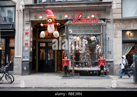 Kunstvollen Weihnachtsdekorationen AUSSERHALB DES LILLIE viktorianisches Haus auf der East 17th Street in Downtown Manhattan, New York City. Stockfoto