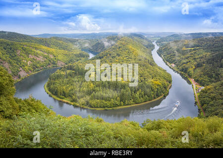 Saar Schleife in der Nähe von "Cloef und Mettlach. Ein Fahrgastschiff mit Touristen nach rechts unten. Stockfoto