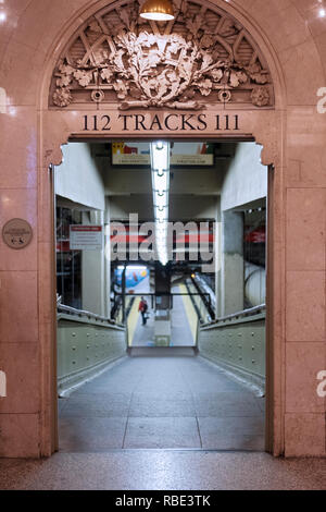 Ein pendler Köpfe unten an der Metro North Titel für den Abend pendeln. Am Grand Central Station in Midtown Manhattan, New York City. Stockfoto