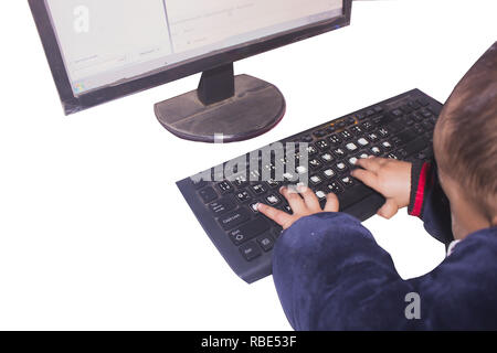 Kleiner Junge sie Computer Tastatur mit isolierten oder weißen Hintergrund mit Freistellungspfad Stockfoto