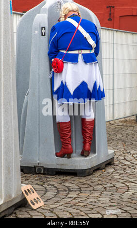 Karnevalsumzug in Maastricht, Niederlande, auf Karneval Sonntag, mit hunderten von Teilnehmern und Tausende von Zuschauern, Maastricht ist die stronghol Stockfoto