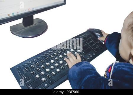 Kleiner Junge mit Computer einerseits auf keyborad und eine andere Hand, die Maus mit isolierten oder weißen Hintergrund mit Freistellungspfad Stockfoto