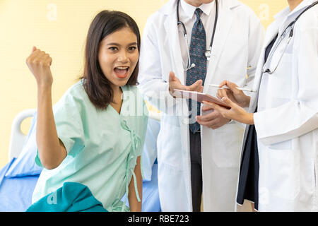 Patient froh, nachdem die Ärzte über ihre gesundheitliche Situation erklären Stockfoto