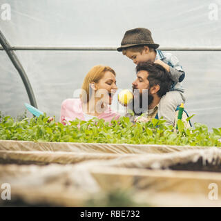 Natürliches Produkt. natürliches Produkt Industrie. happy family Essen Naturprodukt Naturprodukt für gesundes Leben. Drehen Pflanzen in Profit. Stockfoto