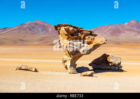 Arbol de Piedra oder Steinbaum in der Siloli-Wüste, Uyuni-Salzwüste, Bolivien. Stockfoto