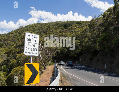 Warnung an ausländischen Touristen, die sich in Australien müssen Sie auf der linken Seite fahren. An der Great Ocean Road, Victoria, Australien fotografiert. Stockfoto