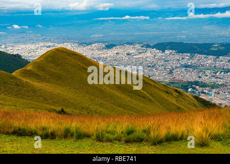 Antenne Stadtbild und die Skyline von Quito City aus dem Vulkan Pichincha, Ecuador gesehen. Stockfoto