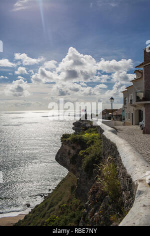 Meerblick von der Klippe. Nazare, Portugal Stockfoto