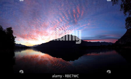 Panoramablick auf den Lago di Mezzola bei Sonnenuntergang Chiavenna Tals Veltlin Lombardei Italien Europa Stockfoto