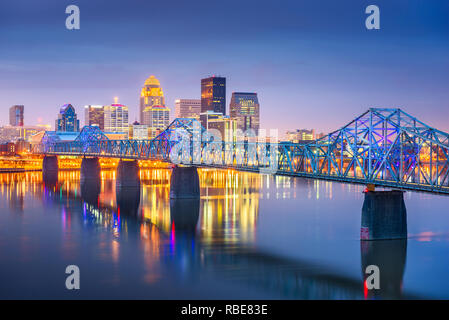 Louisville, Kentucky, USA Downtown Skyline auf dem Ohio River in der Abenddämmerung. Stockfoto