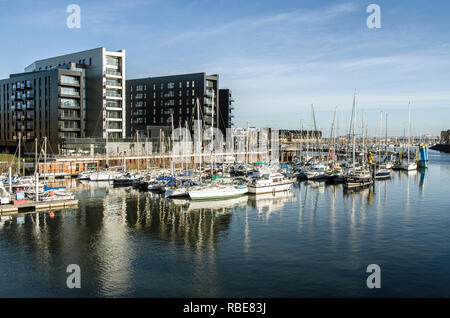 Der Fluss Ely in Cardiff Bay kommen, gesäumt mit Apartments und voller Sportboote im neu gebauten Marinas, South Wales Stockfoto