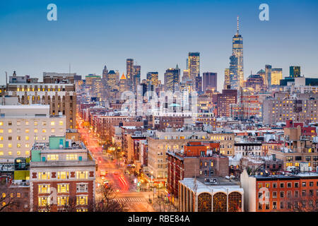 New York, New York, USA Stadtbild in der Dämmerung über Manhattan in Richtung Innenstadt. Stockfoto