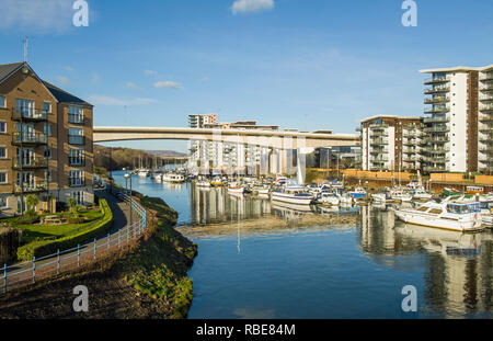 Der Fluss Ely in Cardiff Bay kommen, gesäumt mit Apartments und voller Sportboote im neu gebauten Marinas, South Wales Stockfoto