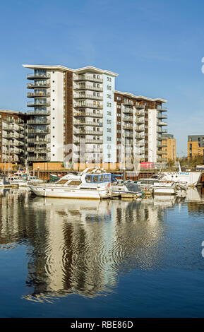 Der Fluss Ely in Cardiff Bay kommen, gesäumt mit Apartments und voller Sportboote im neu gebauten Marinas, South Wales Stockfoto