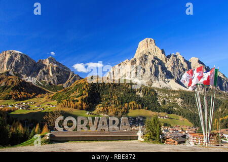 Die bunten Wälder frame Das Dorf Corvara und die hohen Gipfel Gadertal Südtirol Trentino Alto Adige Italien Europa Stockfoto