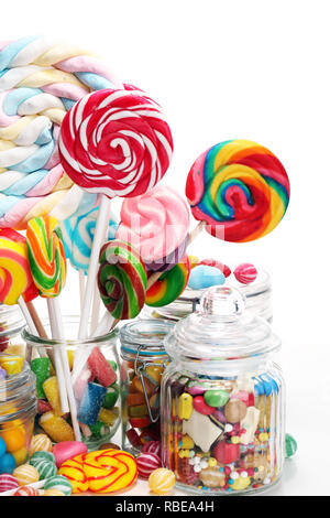 Bonbons mit Gelee und Zucker. bunter Mix aus verschiedenen childs Süßigkeiten und Leckereien in Glas Glas Stockfoto