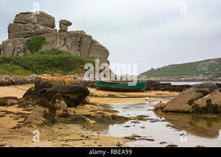 Altes Boot durch Dick's Carn (aka der geladenen Camel), Porth Hellick, St. Mary's, Isle of Scilly, UK günstig Stockfoto