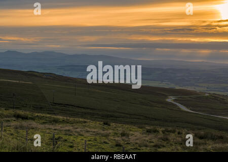 Blick über greenfell Heben von hartside Top auf der A686 zwischen Alston und Melmerby, Cumbria, England, Großbritannien - Mit dem Lake District in den nebligen backgr Stockfoto